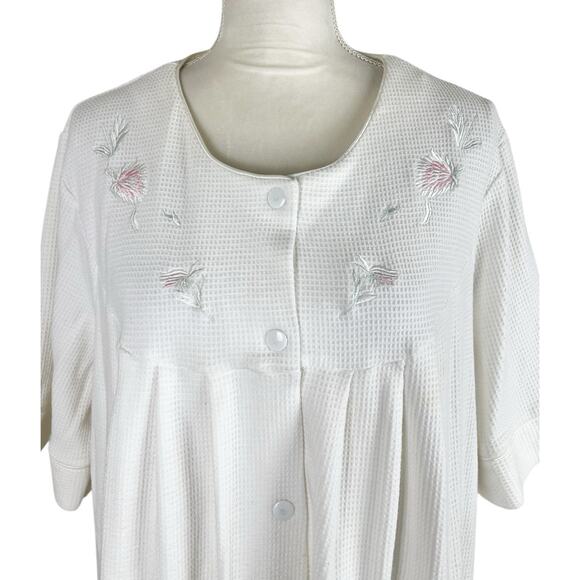 Miss Elaine White Short Sleeve Robe Embroidered Floral Accents Plus Size 2X - Picture 5 of 6